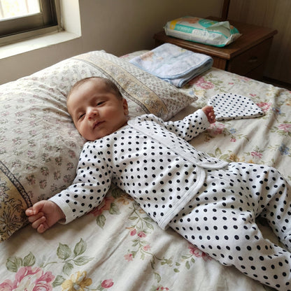 5 - Piece Newborn First Wear Set - Soft Cotton Dotted Design 0 - 3M - Comfort Cubz
